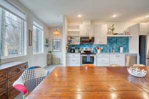 Fridge, microwave, oven, stovetop - Luxury Penthouse - Rooftop Deck - 2BR - AC (Portland)