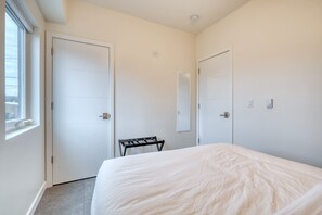 2 bedrooms, iron/ironing board, travel crib, WiFi - Luxury Penthouse - Rooftop Deck - 2BR - AC (Portland)