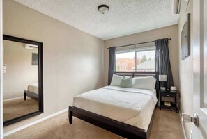 2 habitaciones, tabla de planchar con plancha, cuna de viaje y wifi 