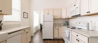 4BR • Sleeps 9 • Spacious Home • Walkable Area