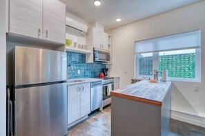 冷蔵庫、電子レンジ、オーブン、コンロ