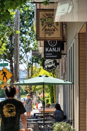 Outdoor dining - The Division Street Funk Flat - 94 WalkScore (Portland)