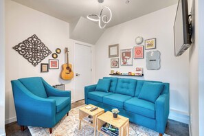 TV, offices - The Division Street Funk Flat - 94 WalkScore (Portland)