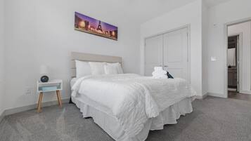 2 bedrooms, desk, iron/ironing board, WiFi