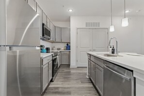 Private kitchen - Modern King Bed | Relax & Stay (Whitestown)