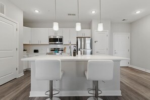 Fridge, microwave, oven, dishwasher - Whitestown Getaway | King Bed (Whitestown)