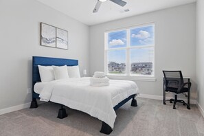 2 bedrooms, desk, iron/ironing board, WiFi - Whitestown Getaway | King Bed (Whitestown)