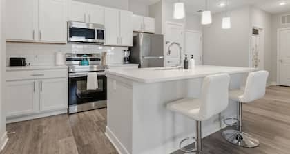 Whitestown Getaway | King Bed