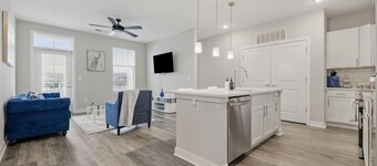 Whitestown Getaway | King Bed