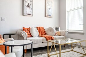 TV - Stylish Stay | Near Everything! (Whitestown)