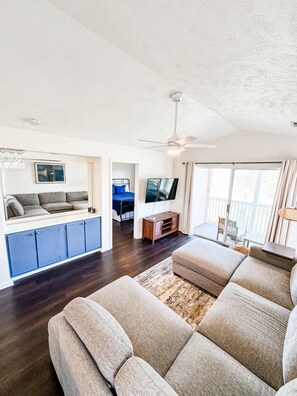 Smart TV - 2 bed, 2 bath, full kitchen, indoor and outdoor pool, hot tub, central location! (Myrtle Beach)