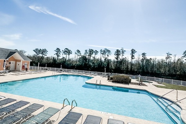 Una piscina techada, una piscina al aire libre