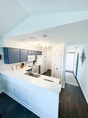 Fridge, microwave, oven, stovetop - 2 bed, 2 bath, full kitchen, indoor and outdoor pool, hot tub, central location! (Myrtle Beach)