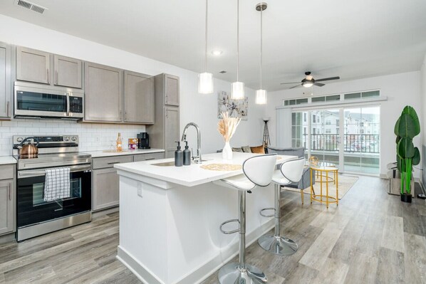 Réfrigérateur, micro-ondes, four, plaque de cuisson