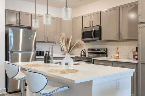 Refined Comforts: Luxe Stay in Whitestown Indiana