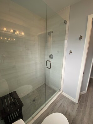 Dusche, Haartrockner, Handtücher, Seife