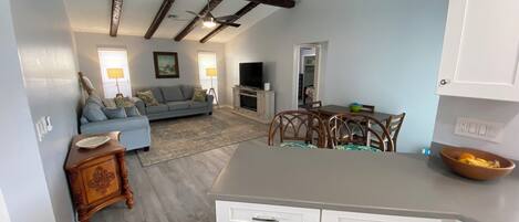 Una Smart TV, una impresora