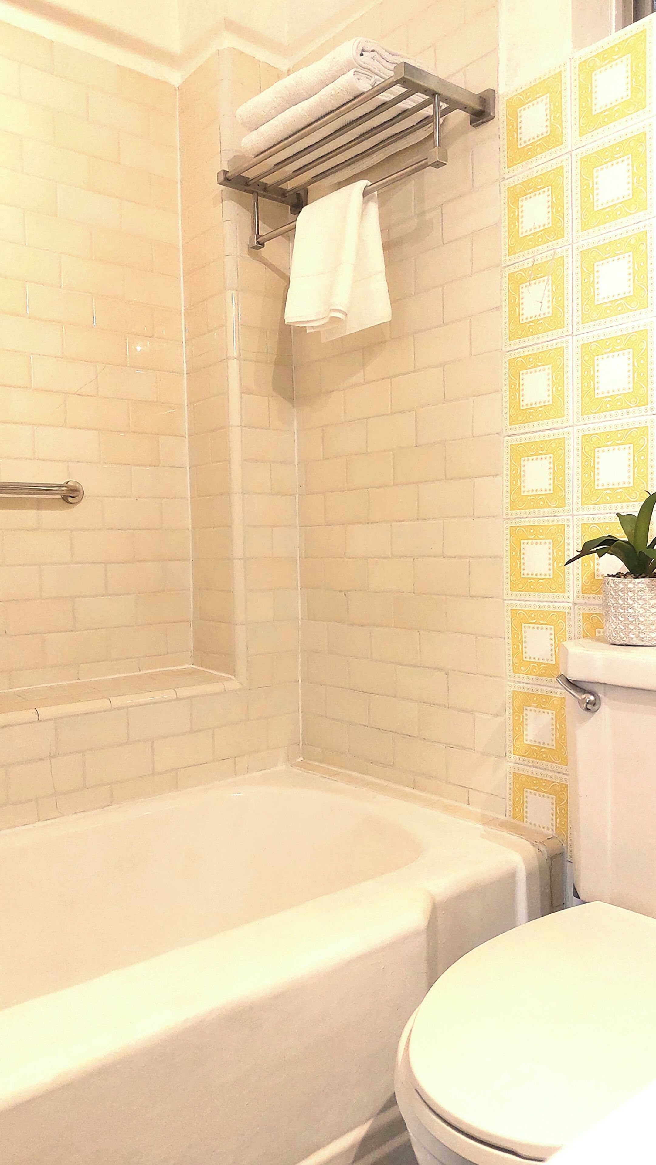 Une salle de bain équipée d’une baignoire, de toilettes et d’un espace douche.