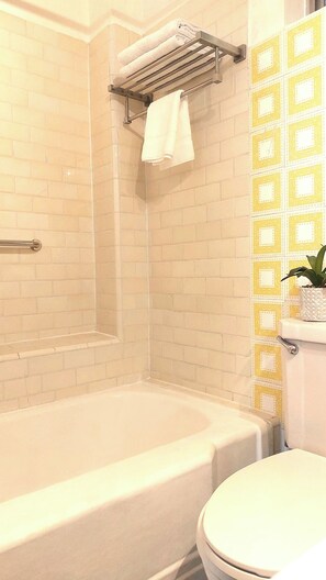 Asciugacapelli, asciugamani, sapone, shampoo