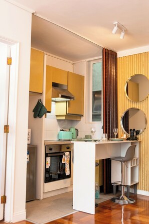 Réfrigérateur, micro-ondes, four, plaque de cuisson