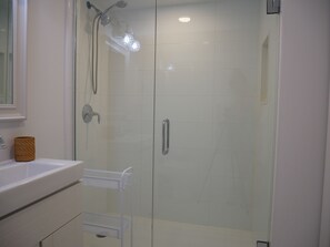 Douche, sèche-cheveux, serviettes fournies, savon