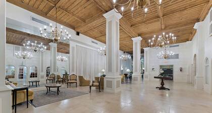 Perfect Palm Beach Location #2, spacious Condo, WiFi, AC in fabulous Palm Beach.