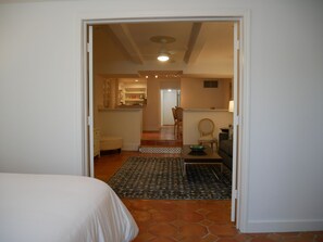 1 habitación, tabla de planchar con plancha, cuna de viaje y wifi