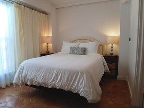 1 bedroom, iron/ironing board, travel cot, WiFi - Perfect Palm Beach Location #2, spacious Condo, WiFi, AC in fabulous Palm Beach. (Palm Beach)