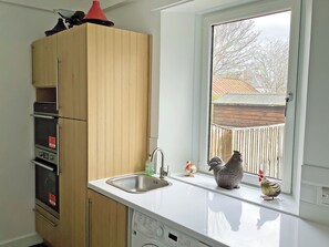Dishwasher, cookware/dishes/utensils