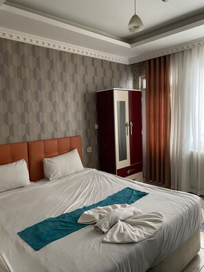 Double Room | Literie de qualité, couette en duvet, lit avec matelas à plateau-coussin