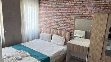 Klassieke kamer, balkon, uitzicht op de stad | Luxe beddengoed, donsdekens, pillowtop-bedden, een minibar