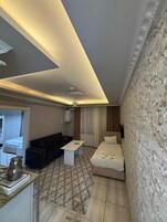 Classic Apart 1+1 | Kaliteli yatak takımı, kuştüyü yorgan, yastık yüzeyli yatak, minibar 