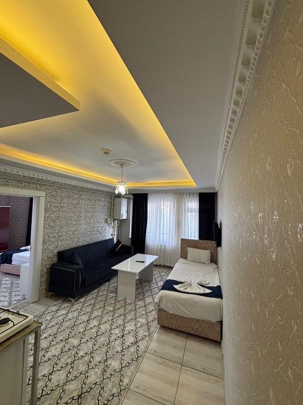 Premium bedding, down duvets, pillow-top beds, minibar - Ist Suit Otel (Van)