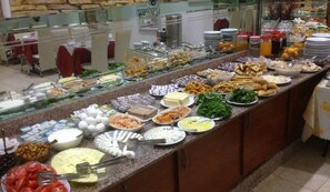 Ein Buffet mit verschiedenen Speisen und Geschirr.