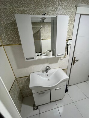 Rainfall showerhead, designer toiletries, hair dryer, slippers - Ist Suit Otel (Van)