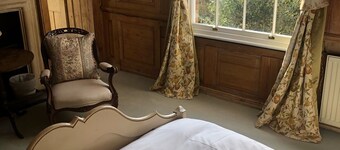 Double ensuite wood panelled room in historic town centre house