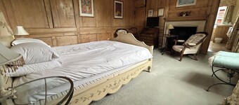 Double ensuite wood panelled room in historic town centre house