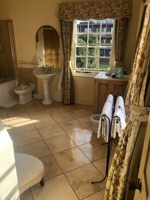 Sèche-cheveux, bidet, serviettes fournies, savon