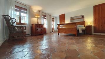 3 chambres, fer et planche à repasser, draps fournis