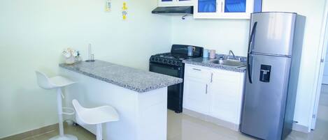 Jääkaappi, mikroaaltouuni, uuni, liesi