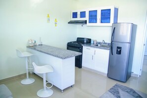 Kjøleskap, mikrobølgeovn, ovn og kokeplater