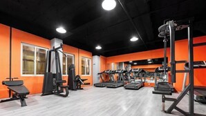 A gym with treadmills, weight machines, and benches. - 7 Days Inn (Zibo Zhou Village Gushangcheng Street) (Zibo)