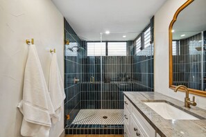 Dusche, Haartrockner, Handtücher, Seife