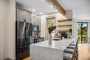 冷蔵庫、電子レンジ、オーブン、コンロ