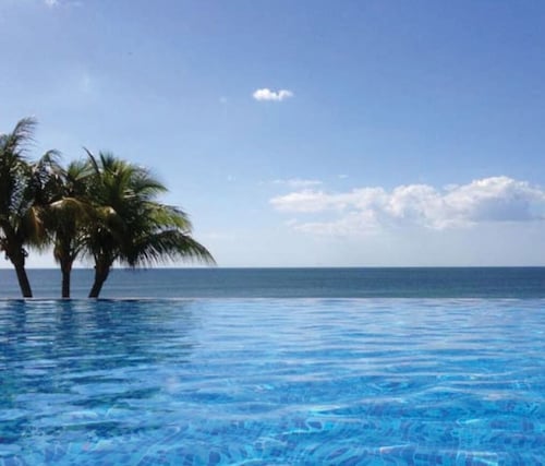 Beachfront Luxury Suite for up to 6 people!