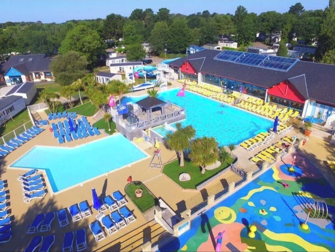 Alberca techada y alberca al aire libre