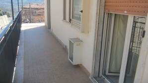Ein Balkon mit Blick auf die Stadt und die Berge.