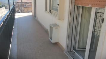 Standard-Apartment, Balkon, Hügelblick | Terrasse/Patio