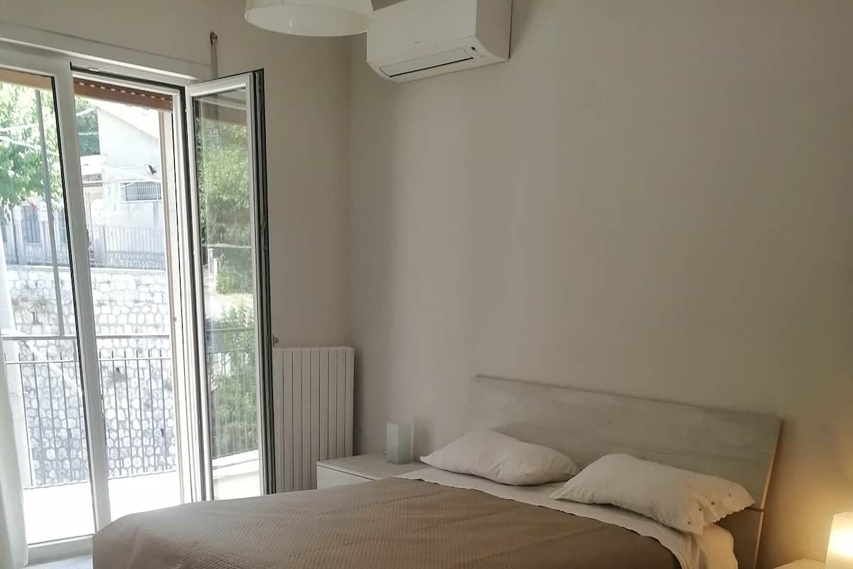 Standaard appartement, balkon, uitzicht op heuvels | 1 slaapkamer, een strijkplank/strijkijzer, gratis wifi