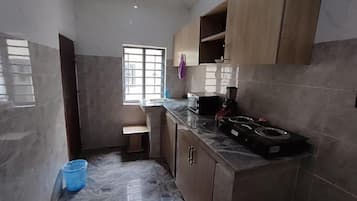 Deluxe Apartment, Balcony, City View | Dapur peribadi | Peti sejuk, ketuhar gelombang mikro, ketuhar, dapur